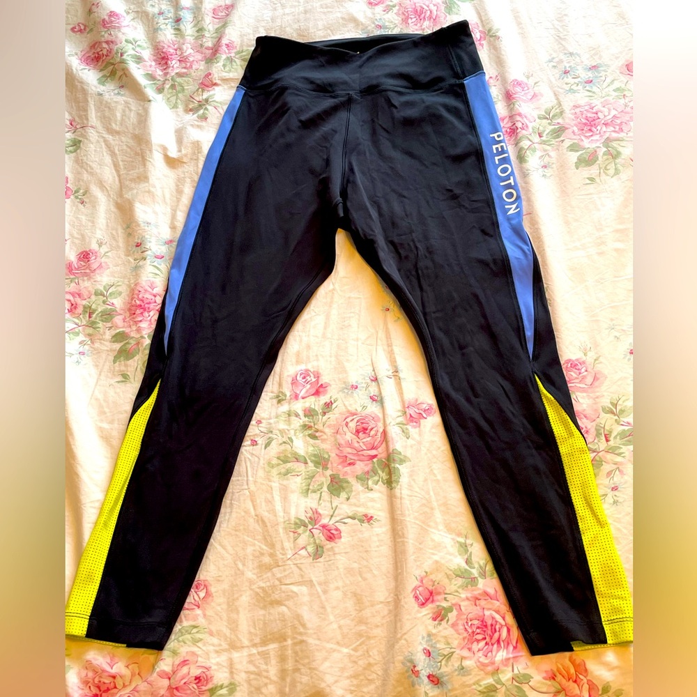 Peloton leggings - size medium - like new condition.
